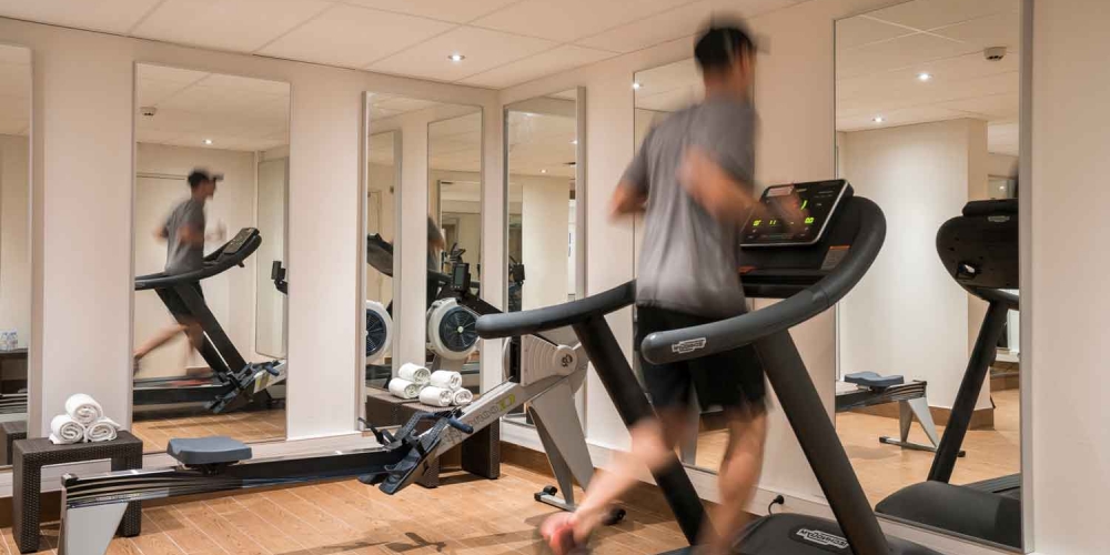 L'hôtel Hélios 4 étoiles et sa salle de sport sur l'île des Embiez, à proximité de Sanary