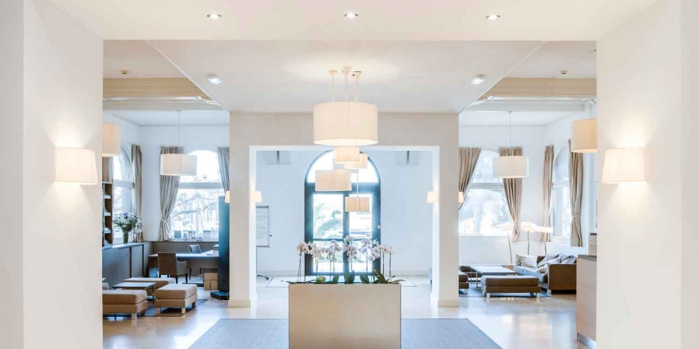 Réception de l'hôtel Hélios 4 étoiles sur l'île des Embiez, à proximité de Sanary