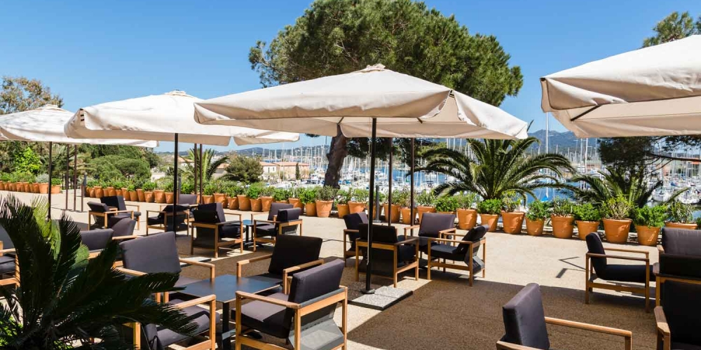 L'hôtel Hélios 4 étoiles et son bar sur l'île des Embiez, à proximité de Sanary