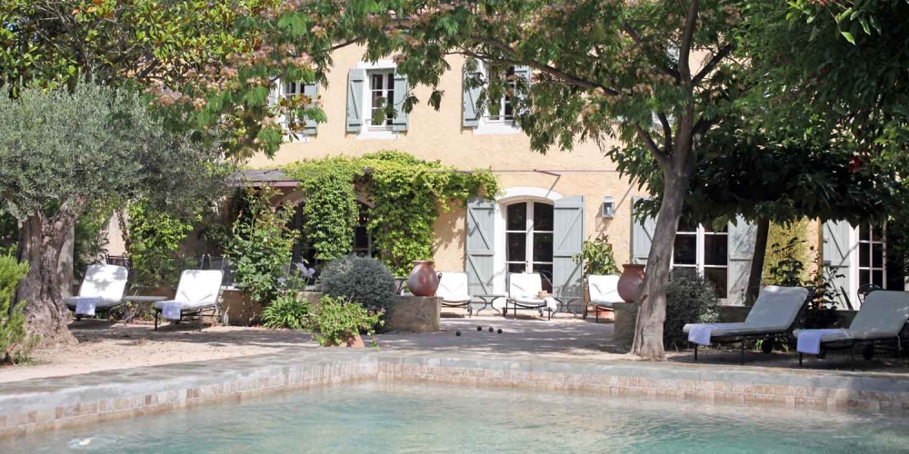 Terrasse et piscine de la villa provençale sur l'île des Embiez, à proximité de Toulon