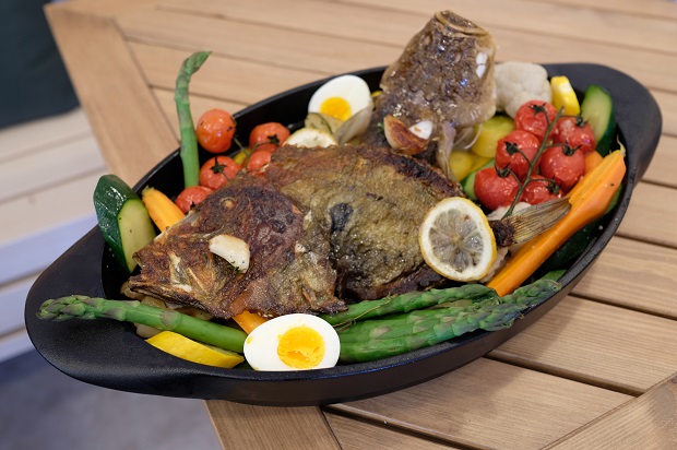 Aioli est un plat provençal proposé toute l'année au SARTI ile des Embiez