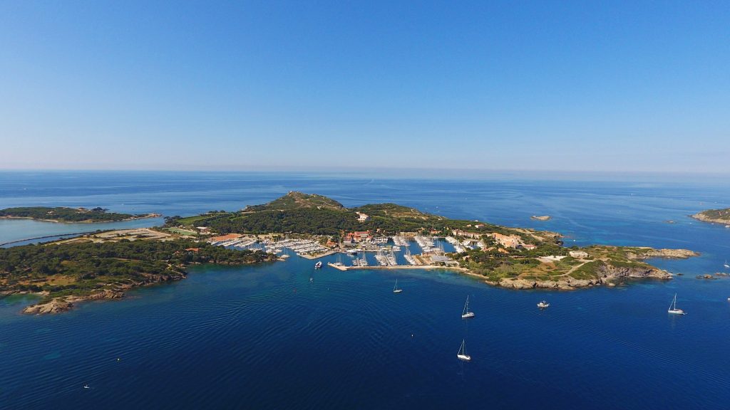 L'île des Embiez et son port de plaisance