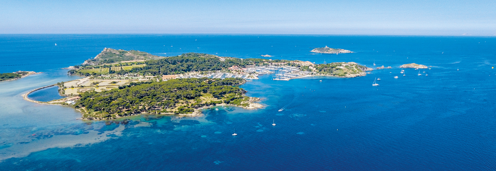 Vue panoramique de l'île des Embiez, acquise par Paul Ricard en 1958